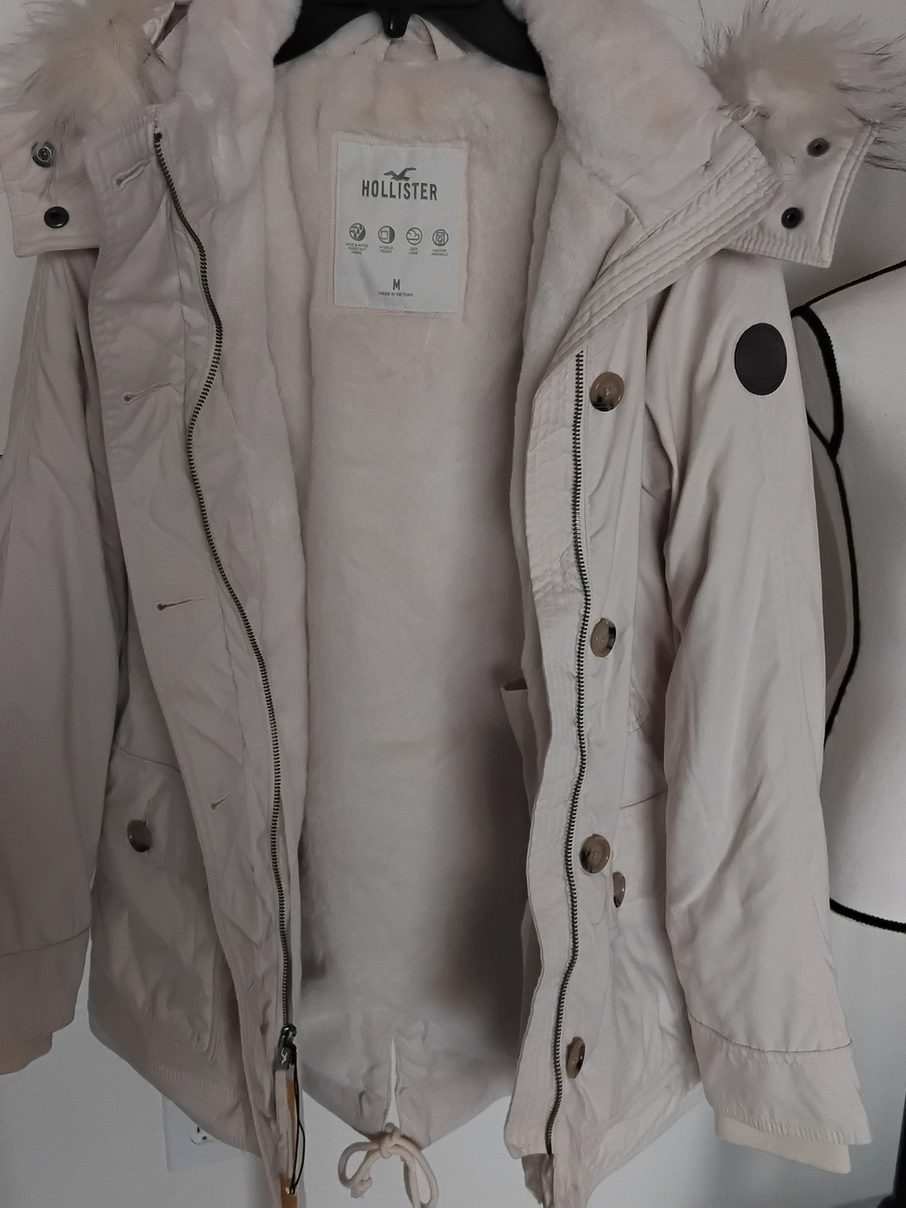 Hollister Women's Cream Hooded Puffer Jacket with Faux Fur Trim